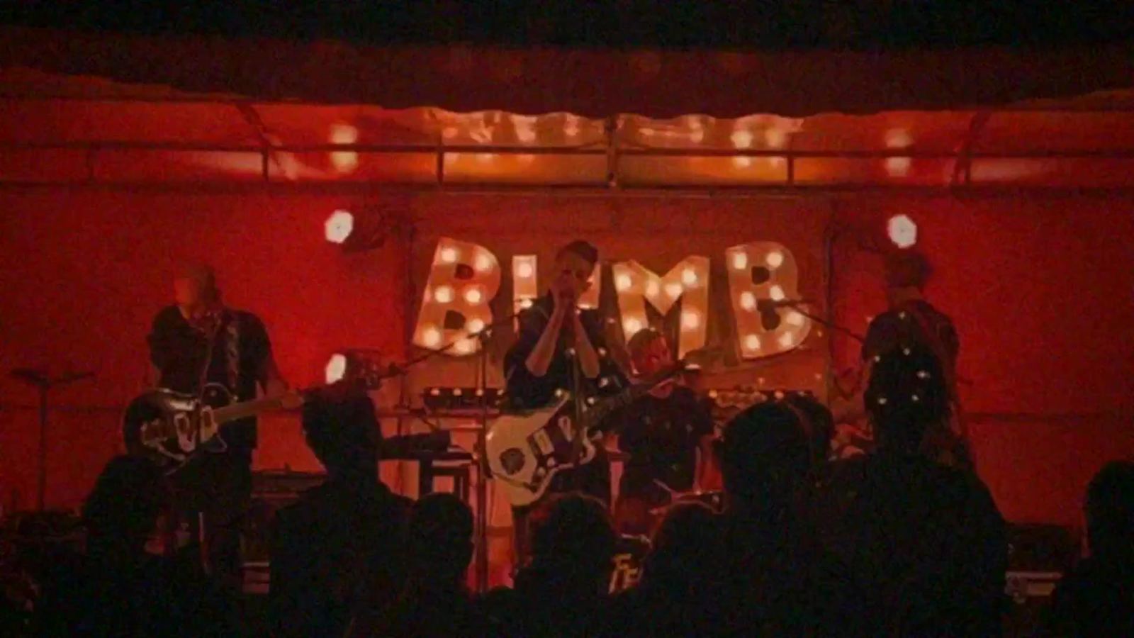 Deleo en concert au Bumb Festival, Albi, en lumière rouge