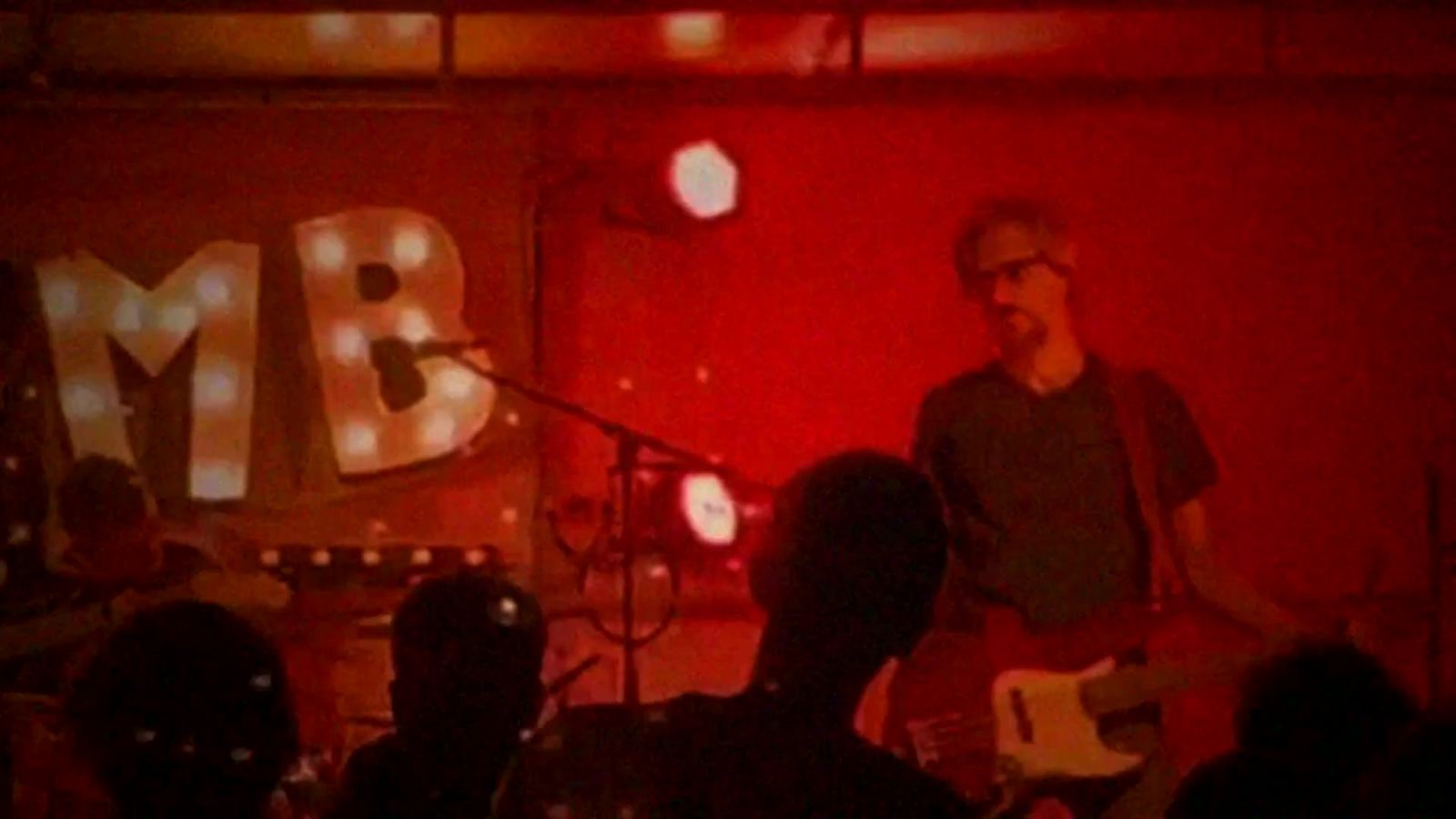 Tom Guibal à la basse